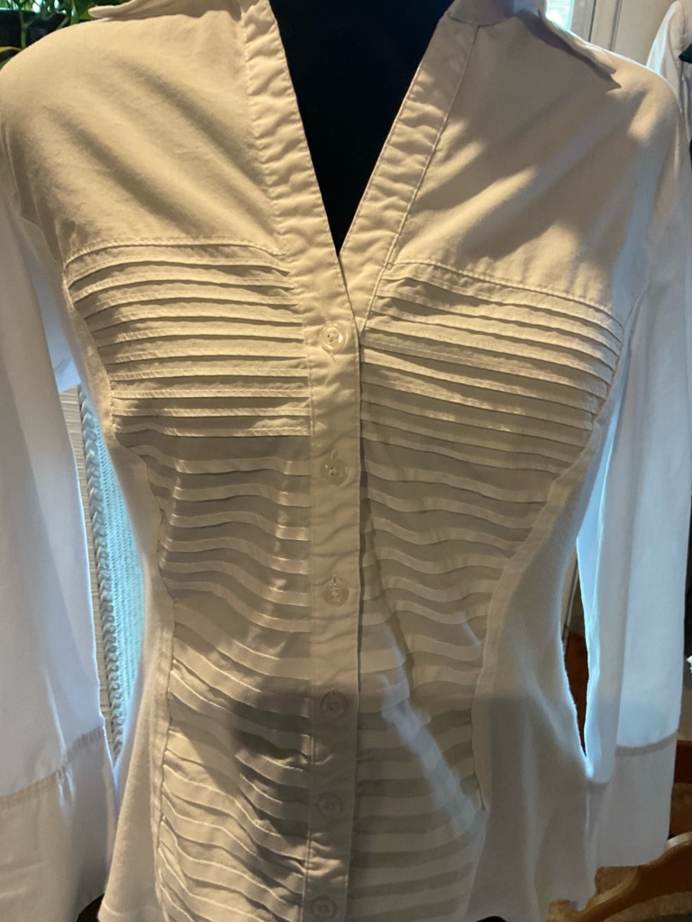 STYLISH & COMFY BUTTON DOWN, LONG SLEEVE SHIRT. SIZE MEDIUM. GOOD CONDITION